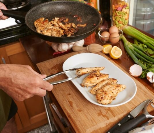 Жарим судака на сковороде в муке