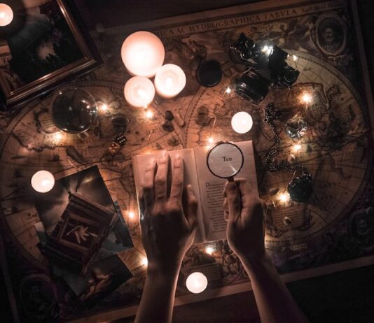 Расклад Таро: что он делает сейчас