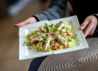 Столичный салат с курицей: рецепт приготовления