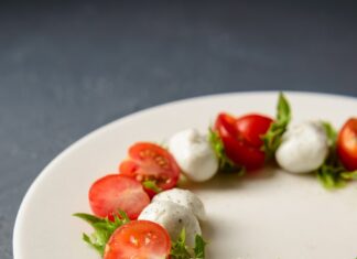 Салат Капрезе: Моцарелла и Помидоры