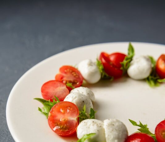 Салат Капрезе: Моцарелла и Помидоры