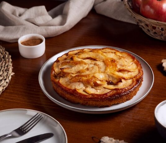 Шарлотка с яблоками и творогом: классический рецепт