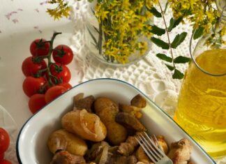 Тушеная картошка с рёбрышками в кастрюле