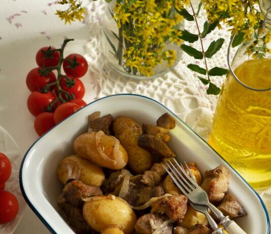 Тушеная картошка с рёбрышками в кастрюле