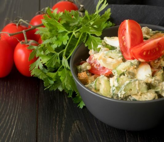 Помидорно-огуречный салат со сметаной