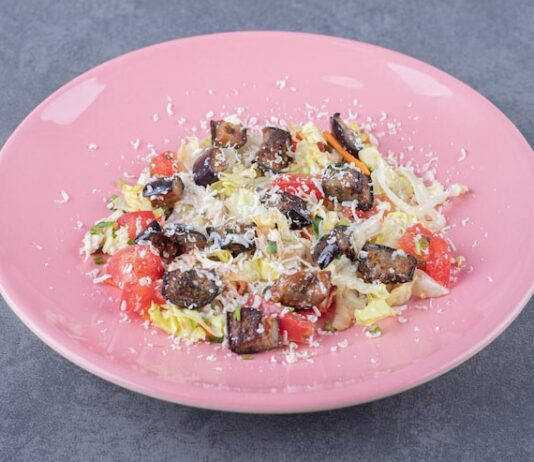 Салат Венеция с черносливом, курицей и грибами