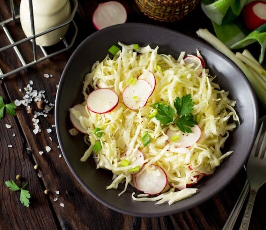 Салат с копченой грудкой и капустой белокочанной