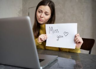 Поддержка для девушки в трудную минуту: слова утешения