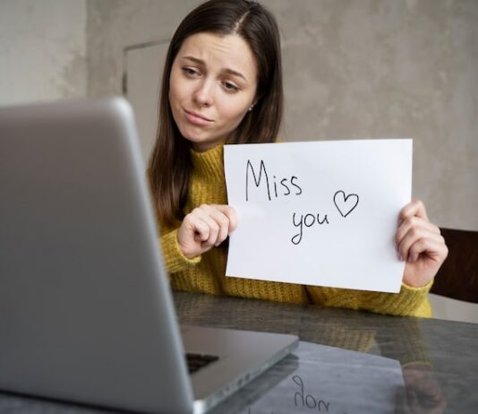 Поддержка для девушки в трудную минуту: слова утешения