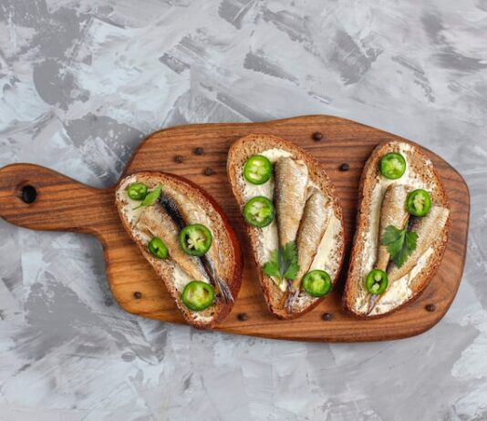 Бутерброды с шпротами и соленым огурцом