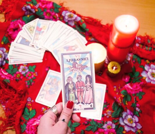 5 Жезлов Таро: Влияние на отношения и любовь