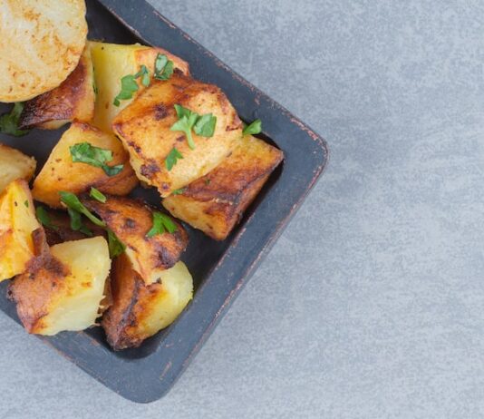 Грудка с картошкой в духовке: простой рецепт