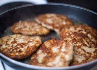 Куриные котлеты из грудки в духовке