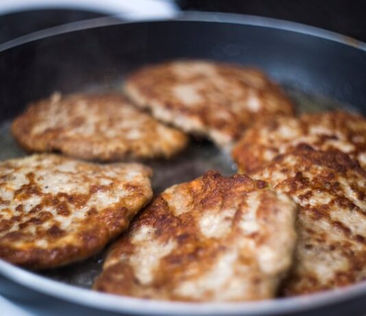 Куриные котлеты из грудки в духовке