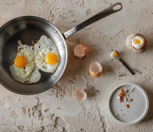 Жареные яйца на сковороде: простой рецепт