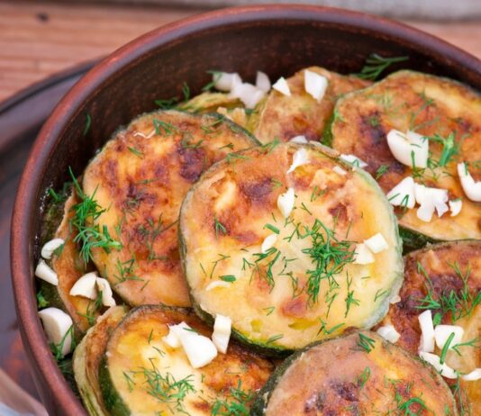 Кабачковый рулет с фаршем в духовке