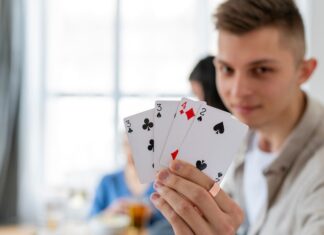 Игра с картами и фишками: стратегии и тактики