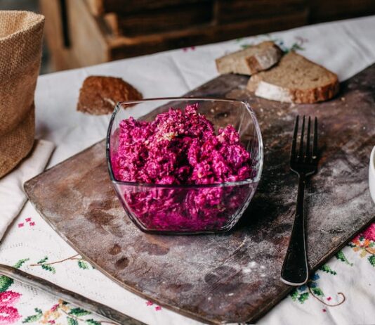 Салат «Любовница» с изюмом и грецкими орехами