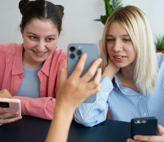 Как придумать название для группы в WhatsApp