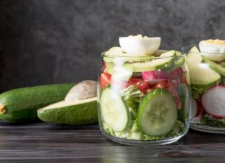 Салаты из соленых огурцов: рецепты и варианты
