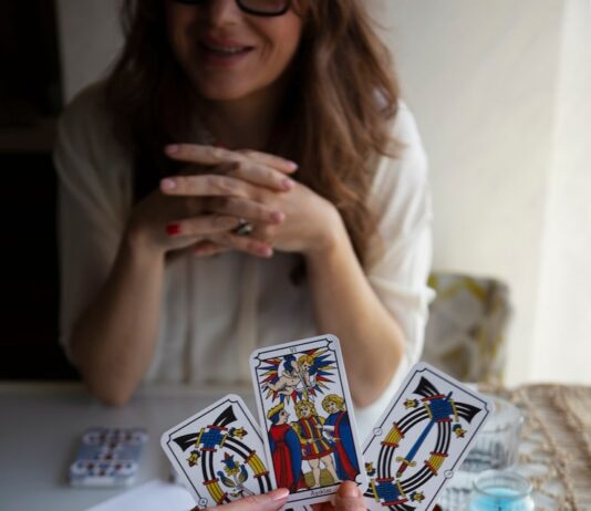 Значение карты Иерофант в таро для отношений