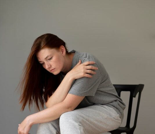 Чешется правая пятка у женщины: народные приметы