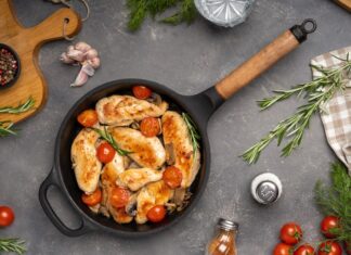 Курица с морковью и луком на сковороде