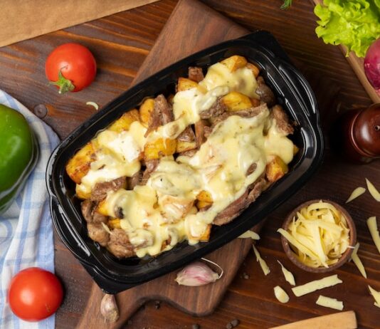 Запеченное блюдо из мяса, картофеля и сыра