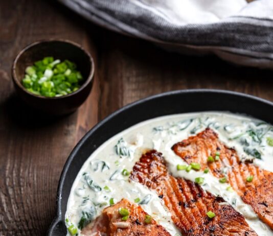 Рыба со сметанным соусом на сковороде