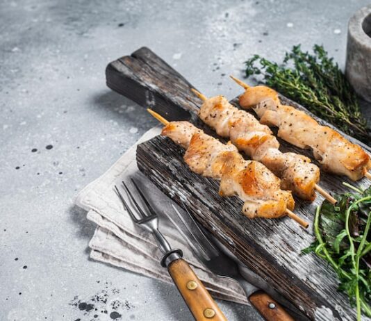 Куриные шашлычки на шпажках в духовке