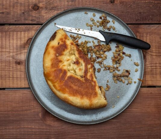 Лепешка с творогом и сыром на сковороде