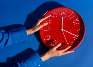 Расшифровка времени на часах: 14:44