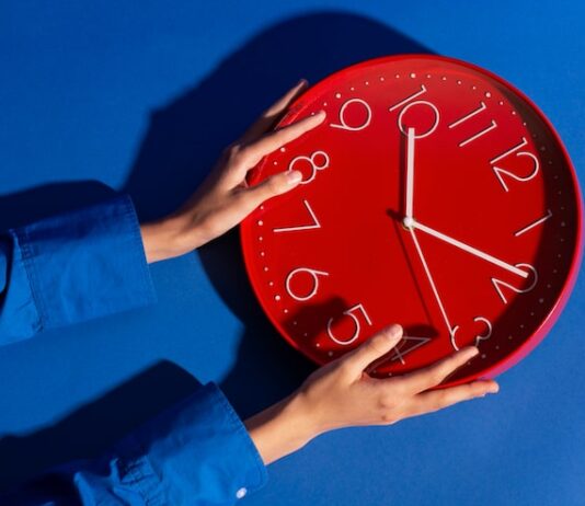 Расшифровка времени на часах: 14:44