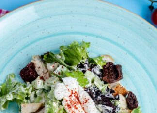 Салат с черносливом, курицей и сыром