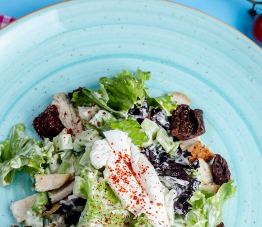 Салат с черносливом, курицей и сыром