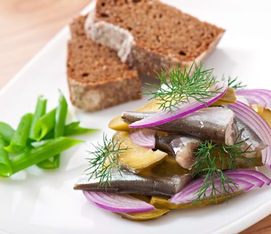 Скумбрия кусочками с луком по-домашнему