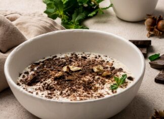 Гречневая молочная каша в кастрюле