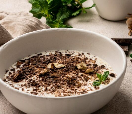 Гречневая молочная каша в кастрюле