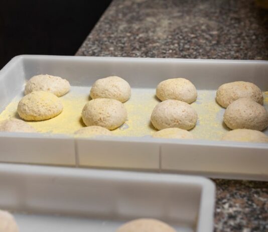 Пресные пышки на кефире в духовке