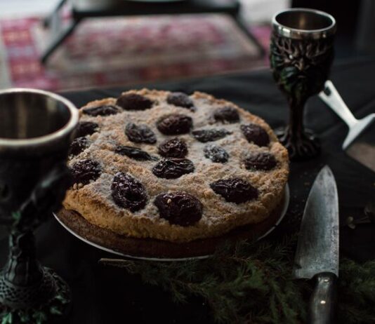 Торт с изюмом, орехами и маком: рецепт