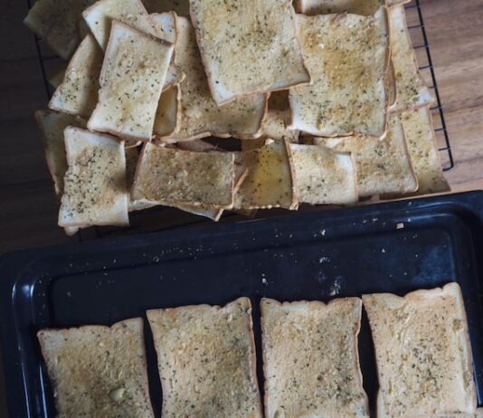 Домашние сухарики с чесноком: простой рецепт