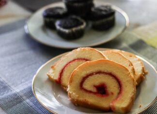 Сладкий рулет с вареньем в духовке