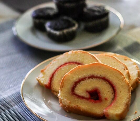 Сладкий рулет с вареньем в духовке