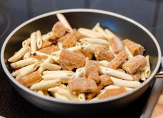 Жарим макароны на сковороде без варки