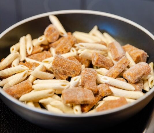 Жарим макароны на сковороде без варки