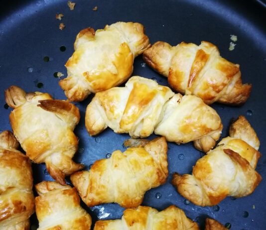 Жареные пирожки из слоеного теста на сковороде