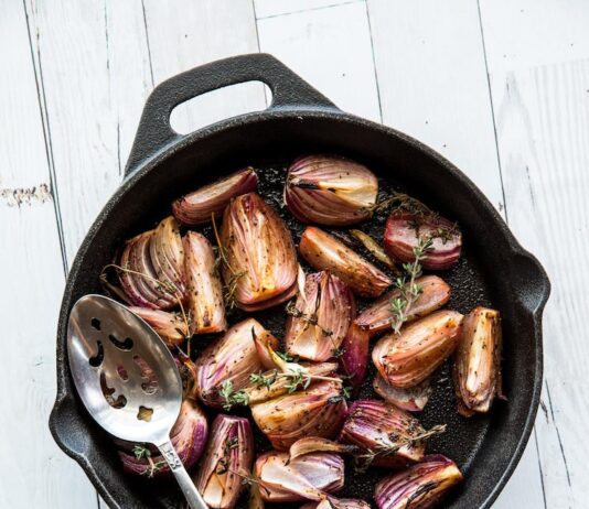 Куриные сердечки в сметане на сковороде