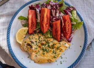 Минтай с луком и майонезом в духовке