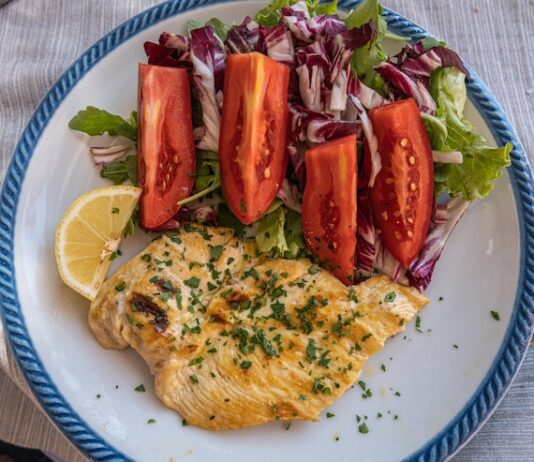 Минтай с луком и майонезом в духовке