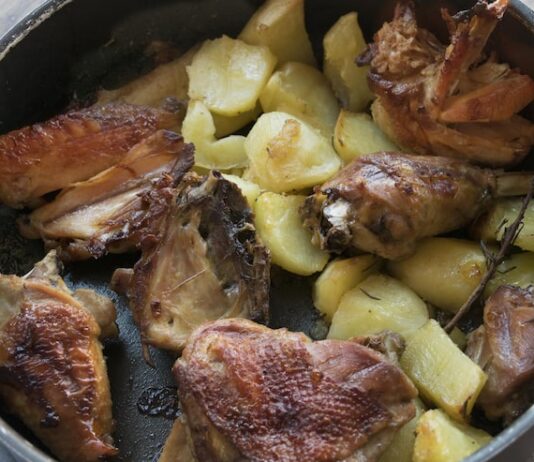 Ребра с картошкой в кастрюле на плите